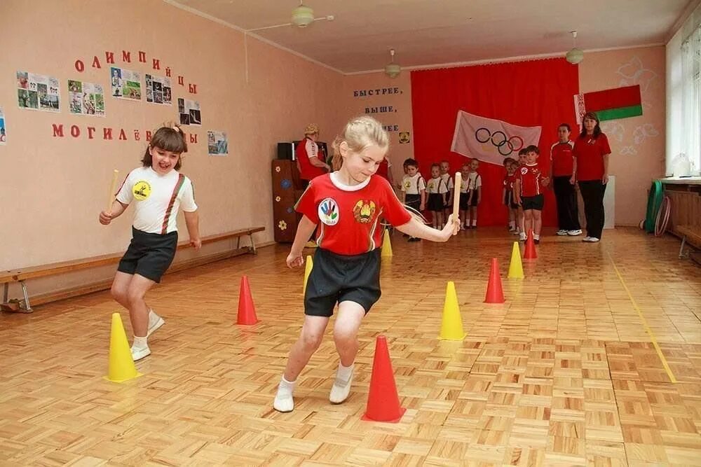 Сильные быстрые ловкие. Спортивные соревнования в детском саду. Физкультурные праздники в детском саду. Спортивный праздник для детей. Спортивные соревнования для детей в детском саду.