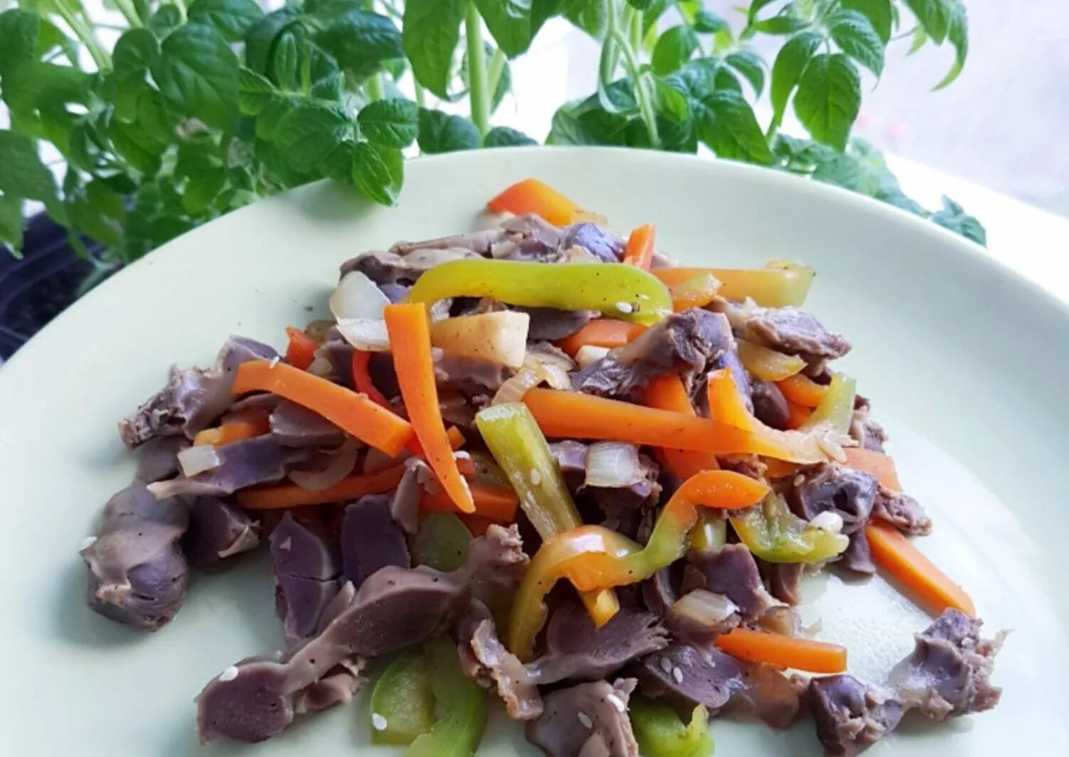 Желудки с маринованным луком салат. Салат с пупками. салат с желудочками. салат из куриных желудков. салат с куриными желудочками.