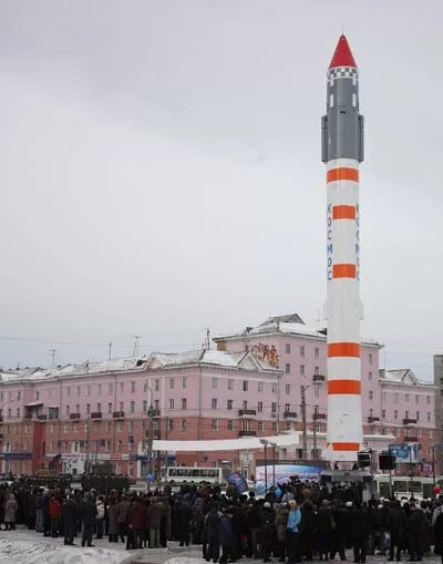 Ракета на аэрокосмической академии красноярск. Красмаш ракеты. Ракета в красноярске памятник. Ракета сибгау красноярск. Ракета красноярск.
