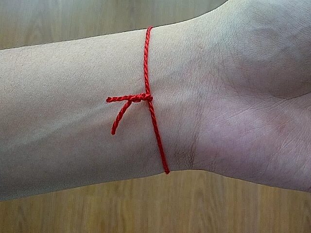 Красная нить. Красная нитка на руке. Веревочка на руку. Красная ниточка на запястье.