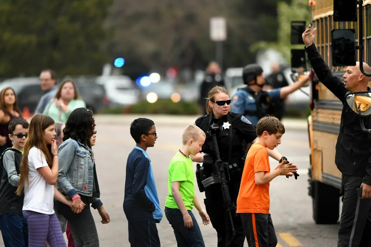 School shooting. School shooting в Америке. Stem School Highlands Ranch стрельба.