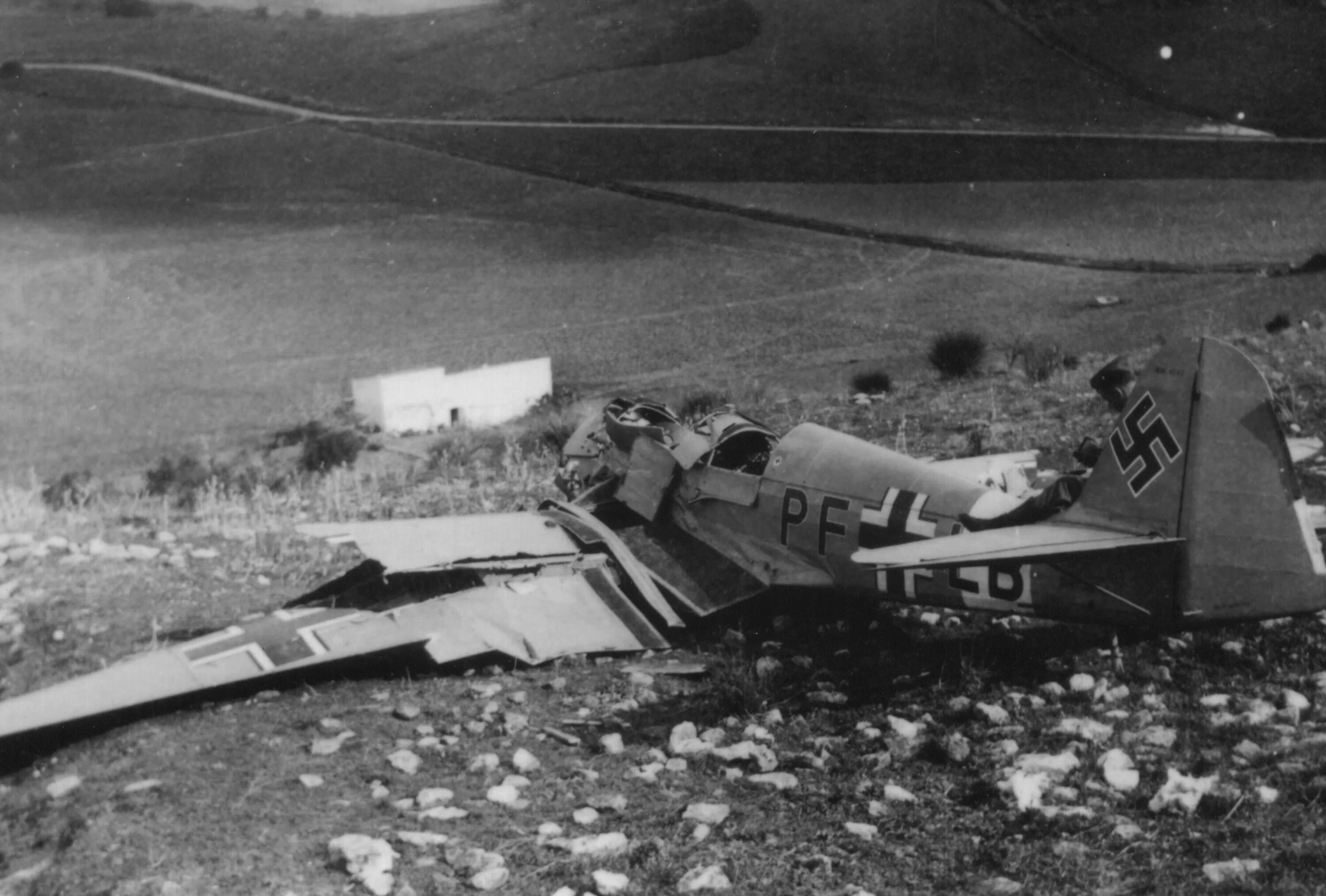 Сбит второй самолет. Самолёт Мессершмитт 109 на Восточном фронте. Подбитый немецкий самолет 1945. Подбитый FW 190.