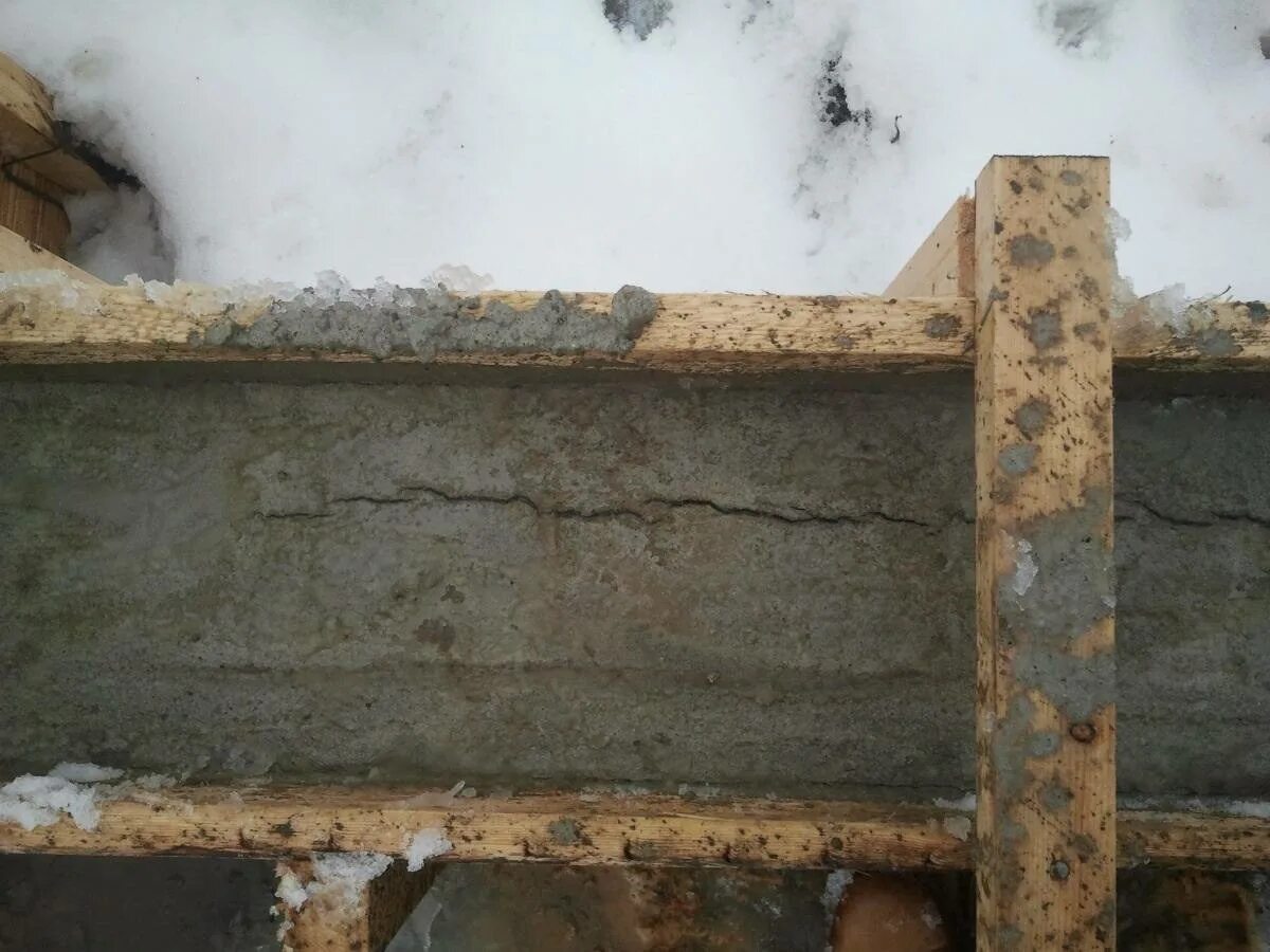 Трещины на бетонном фундаменте. Усадочные трещины в фундаменте. Усадочные трещины в бетоне. Трещины на бетоне после заливки фундамента.