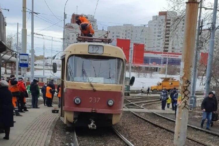 Обстрел трамвая. Екатеринбургский трамвай. Авария трамвай Екатеринбург. Трамвайные пути Екатеринбург. Екатеринбург трамвай ДТП.