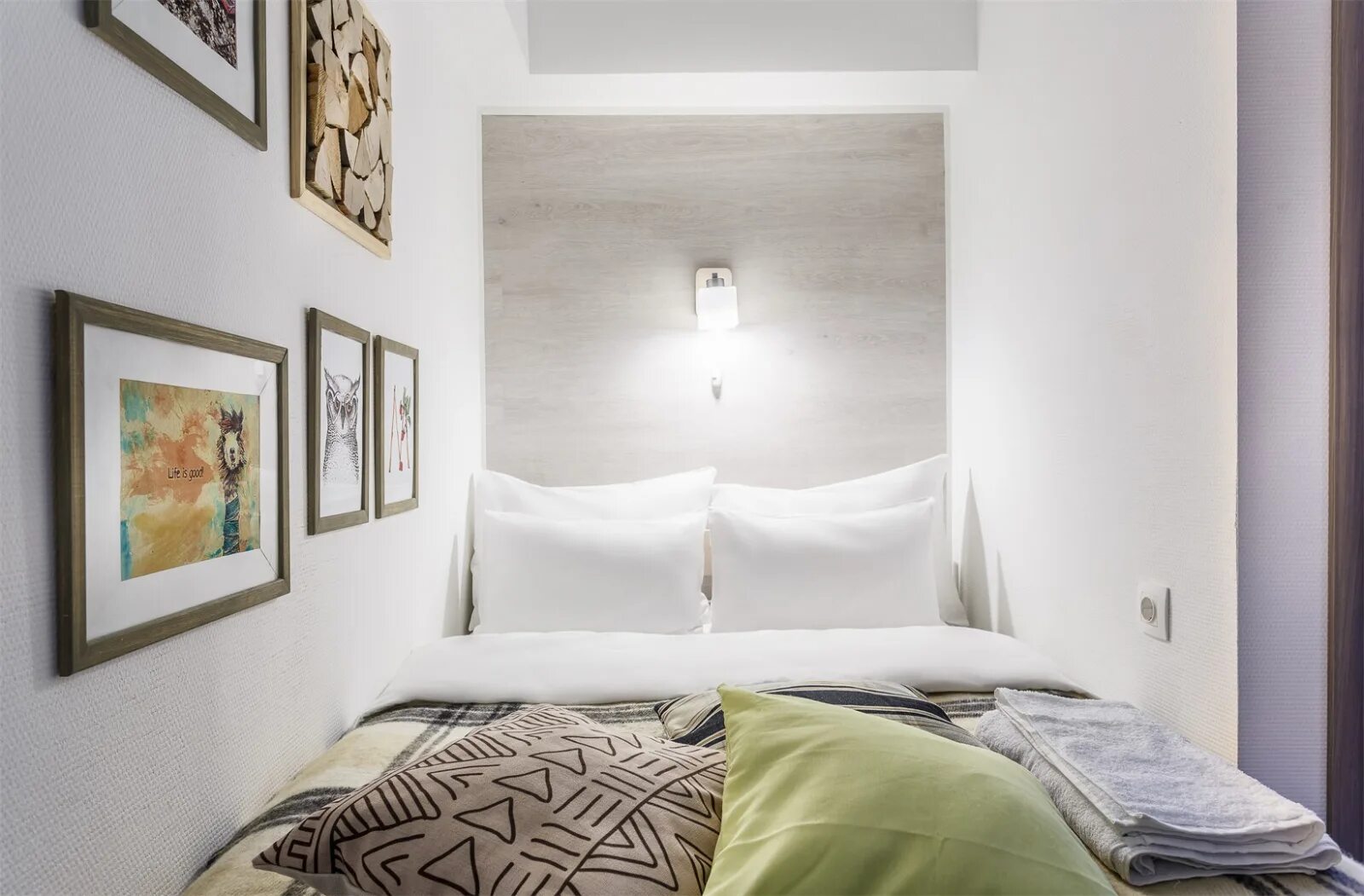 Спальня в малогабаритной квартире. Маленькие спальни. Спальня икеа 10 кв. Спальня 8 кв м планировка. Маленькая спальня без окна.