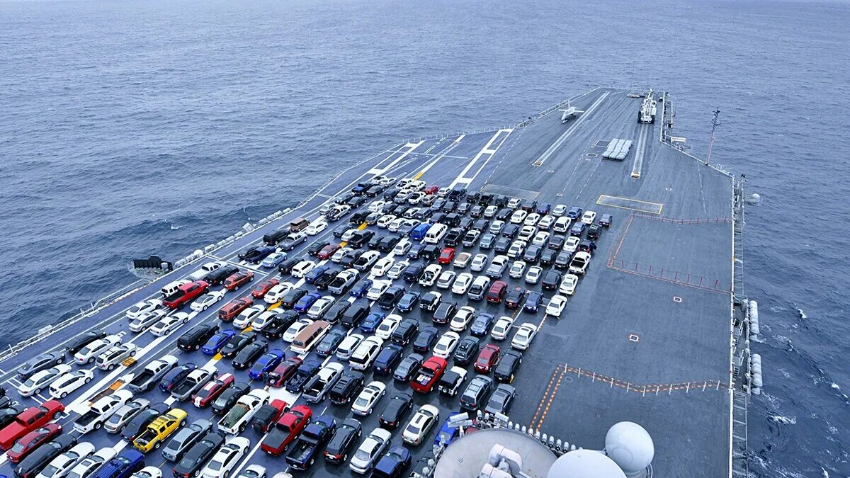 Автомобили америки. Авто в порту японии. Машины в порту. Порт японии йокогама стоянка автомобилей. Toyama порт в японии.