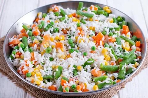 Рис с овощами на сковороде замороженными смесь