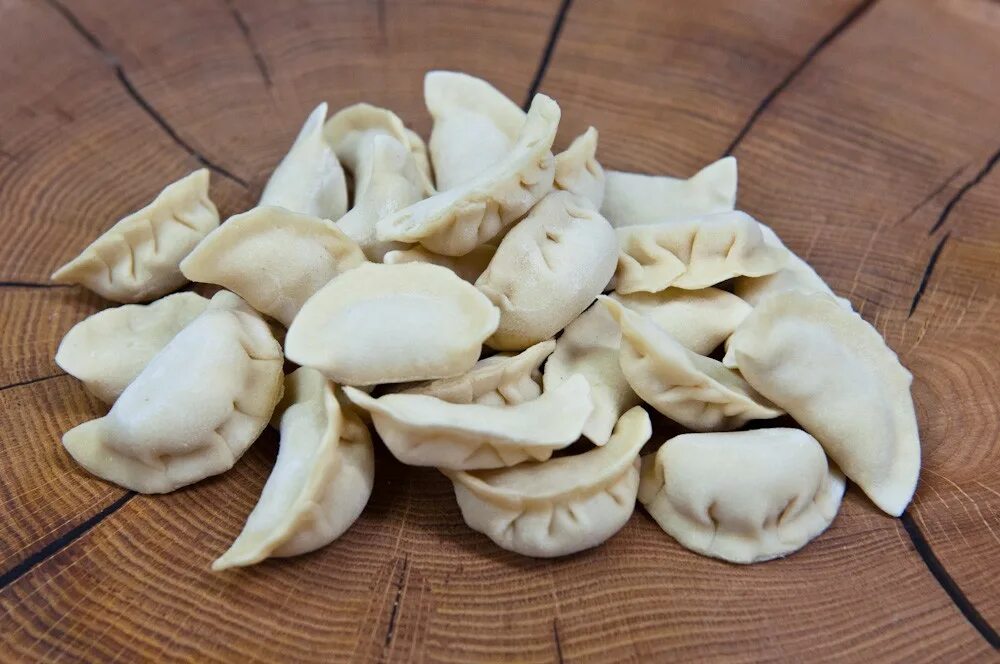 лепка пельменей. лепка вареников. приспособление для лепки пельменей. пельмени разные формы лепки. лепка пельменей.