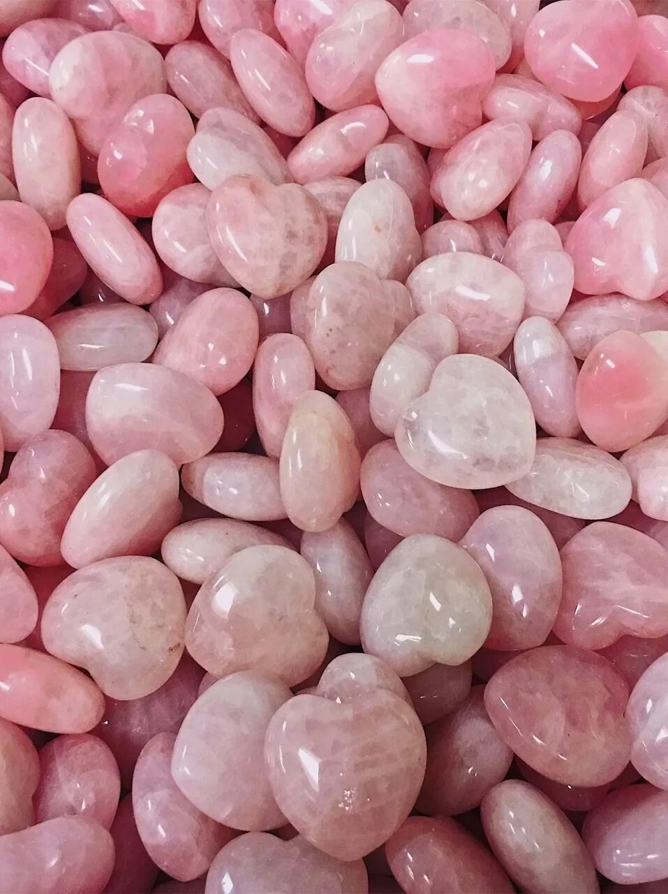 Pink stones. Розовый кварц Кристалл Эстетика. САМОЦВЕТ розовый кварц. САМОЦВЕТ Rose Quartz - Роуз кварц. Розовый кварц оттенки.