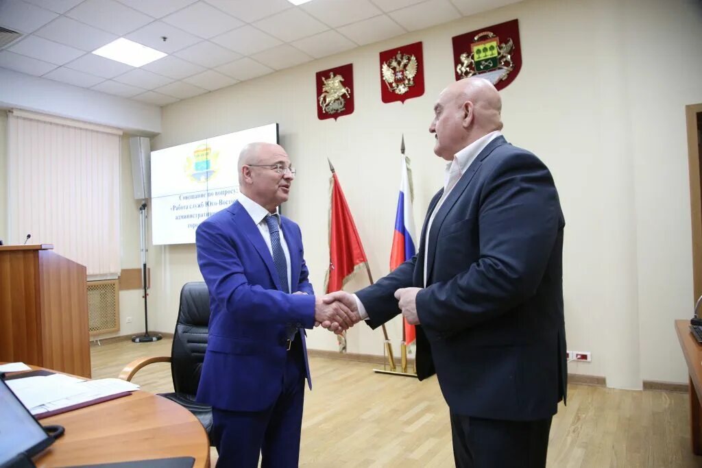 Получил награды отца. Вручение награды. префект новой москвы. награждение почётный строитель москвы.