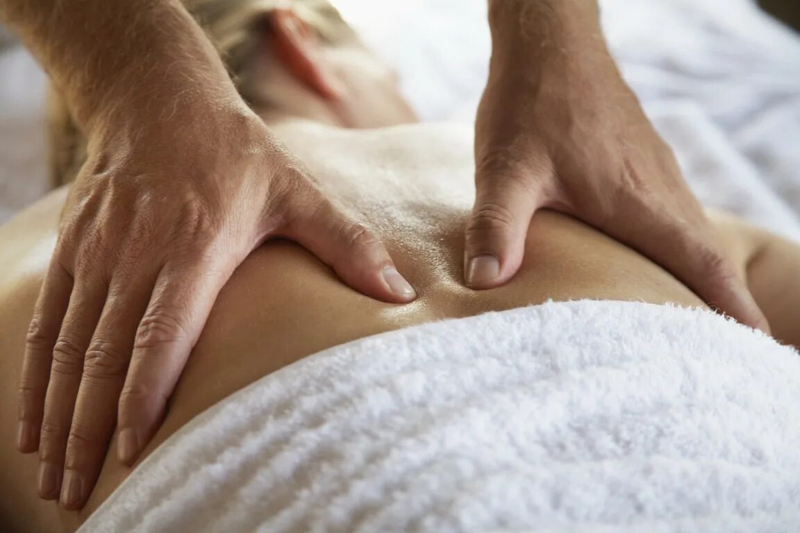 Massage o. Массаж спины. Массаж поясницы. Классический массаж. Массаж мужские руки.