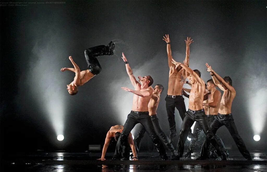 шоу под дождем санкт-петербургский театр. шоу под дождем набережные. театр танца искушение шоу под дождем. театр танца искушение артём попов. театр танца искушение.