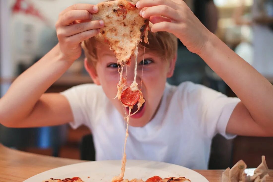 Покажи где едят. Пицца для детей. Дети едят пиццу. Поедание пиццы. Мальчик ест пиццу.