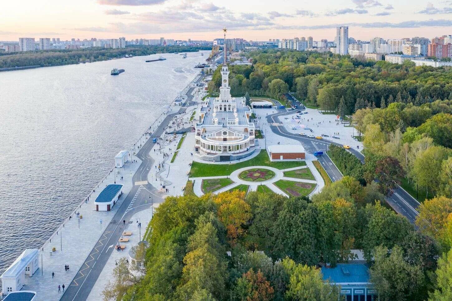 Речной порт москва речной вокзал. Речная прогулка по москве парк горького. Северный речной вокзал москва. Причал парк горького рэдиссон. Парк северного речного вокзала москва.