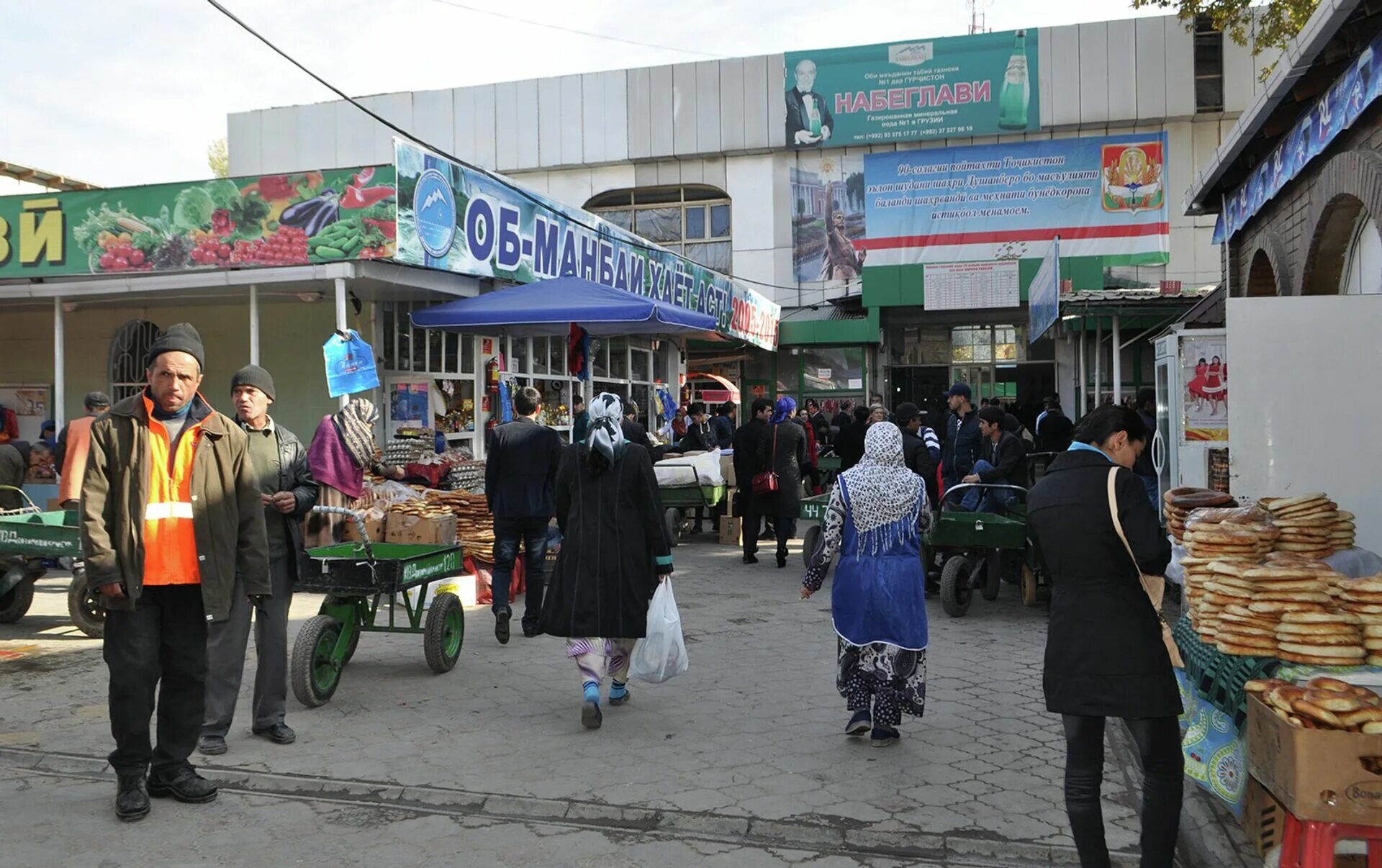 Рынок Мехргон в Душанбе. Рынок Баракат в Душанбе. Рынок Баракат в Худжанде. Душанбе зеленый базар.