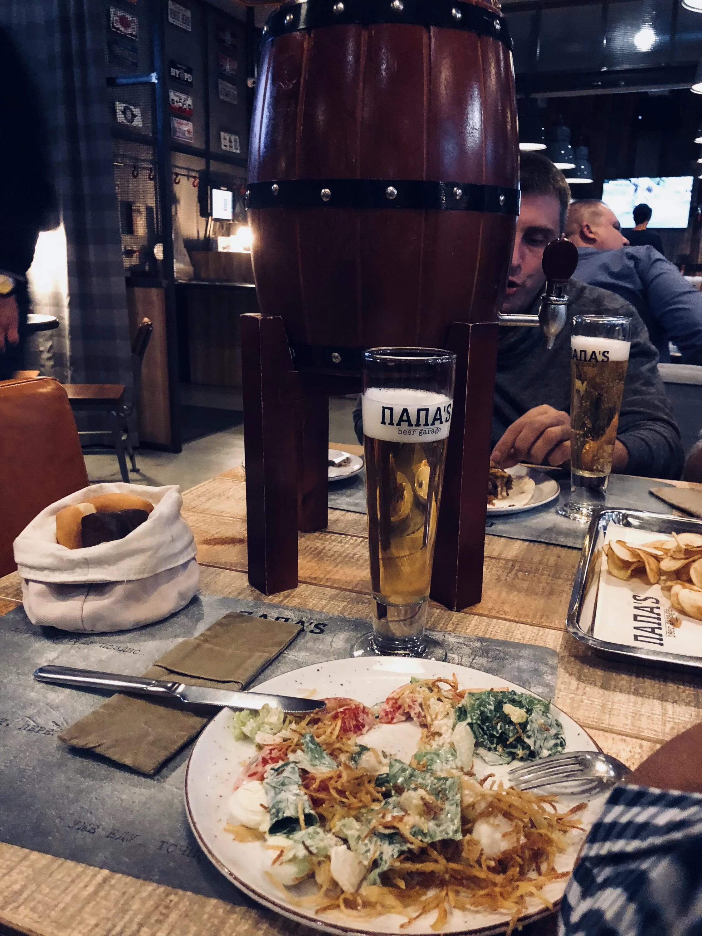 Папа бир. Папа бир. Папа бир. Папас беллини. Папа's beer garage.