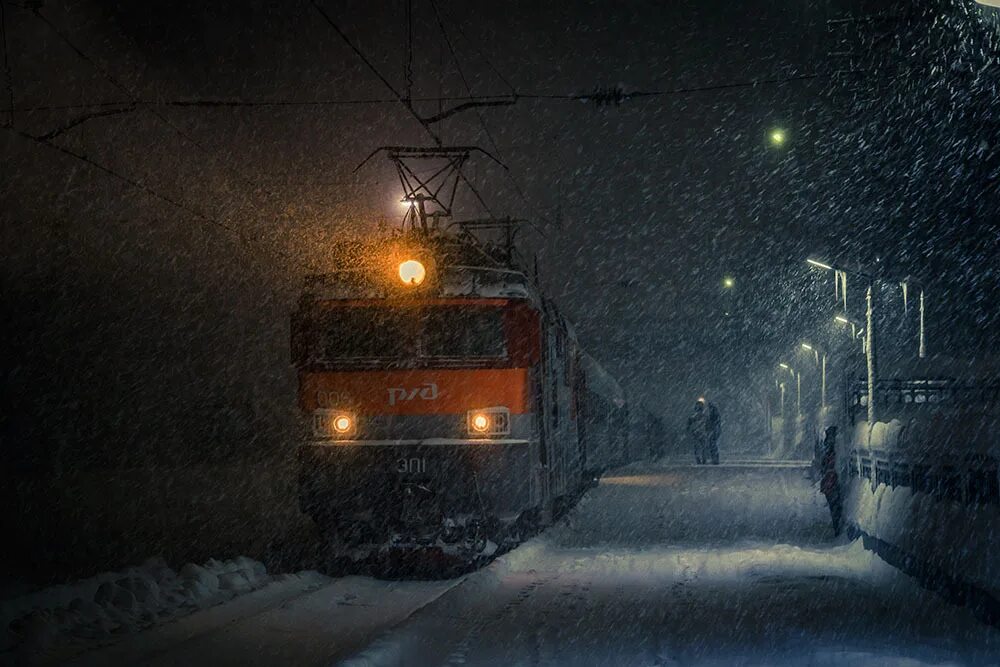 Зимний ночной поезд. Поезд ночью зимой. Железная дорога зимой ночью. Зимний перрон.