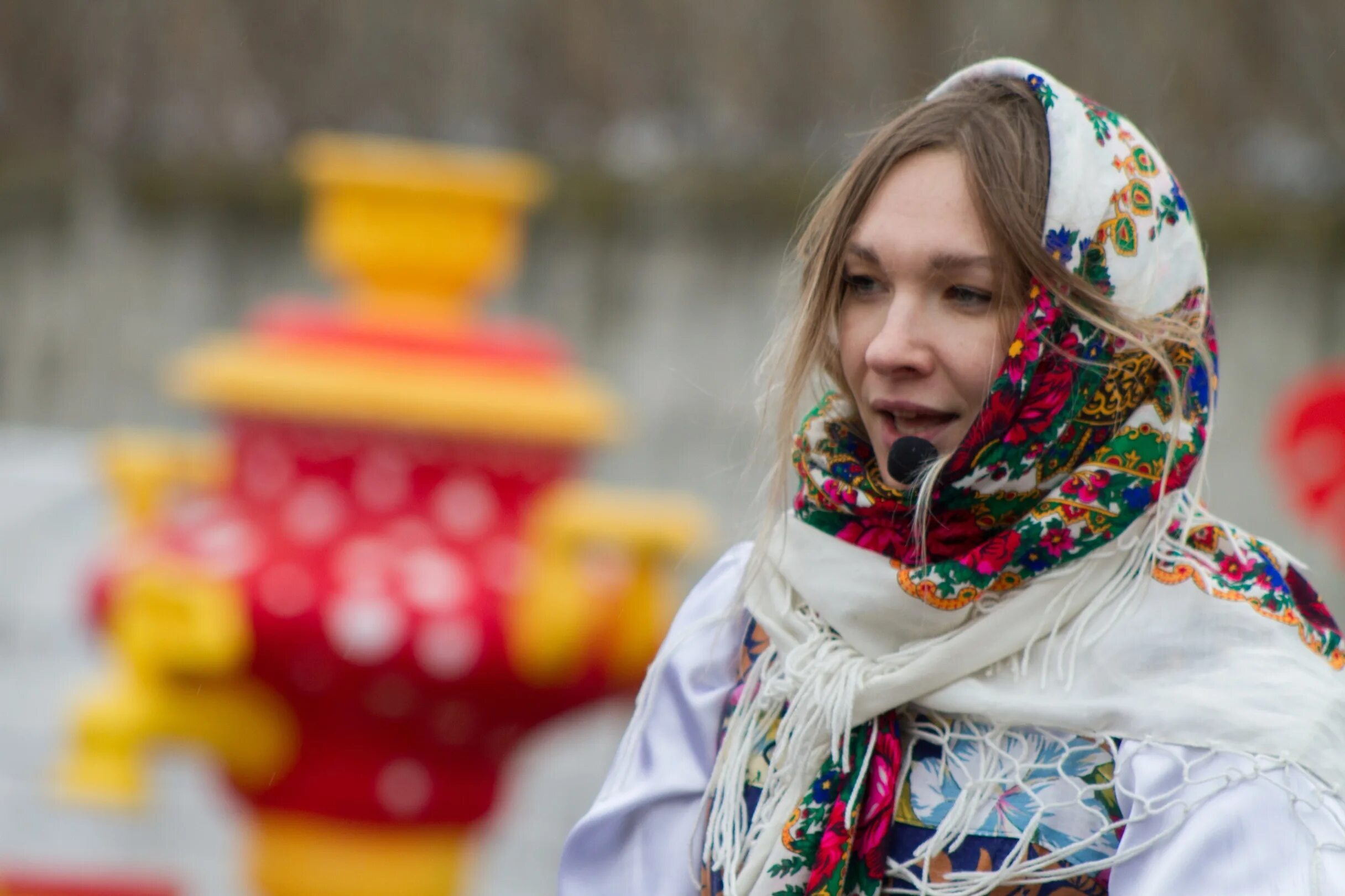 Платок на масленицу ребенку. Яркий платок на масленицу. платок масленичные гуляния. цветные платки на масленицу.