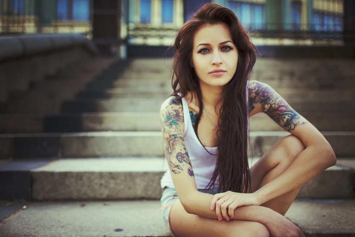 Татуировки для девушек на руке. Красивые тату для девушек. Tatu girl. Tatu girl. Блондинка с татуировкой.
