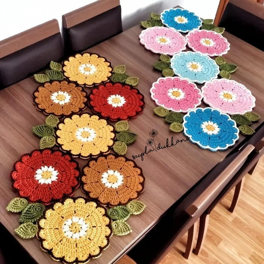 Коврики из цветочных мотивов. Коврик из цветов крючком. Салфетка из остатков пряжи. Коврик из цветов крючком. Красивые коврики.