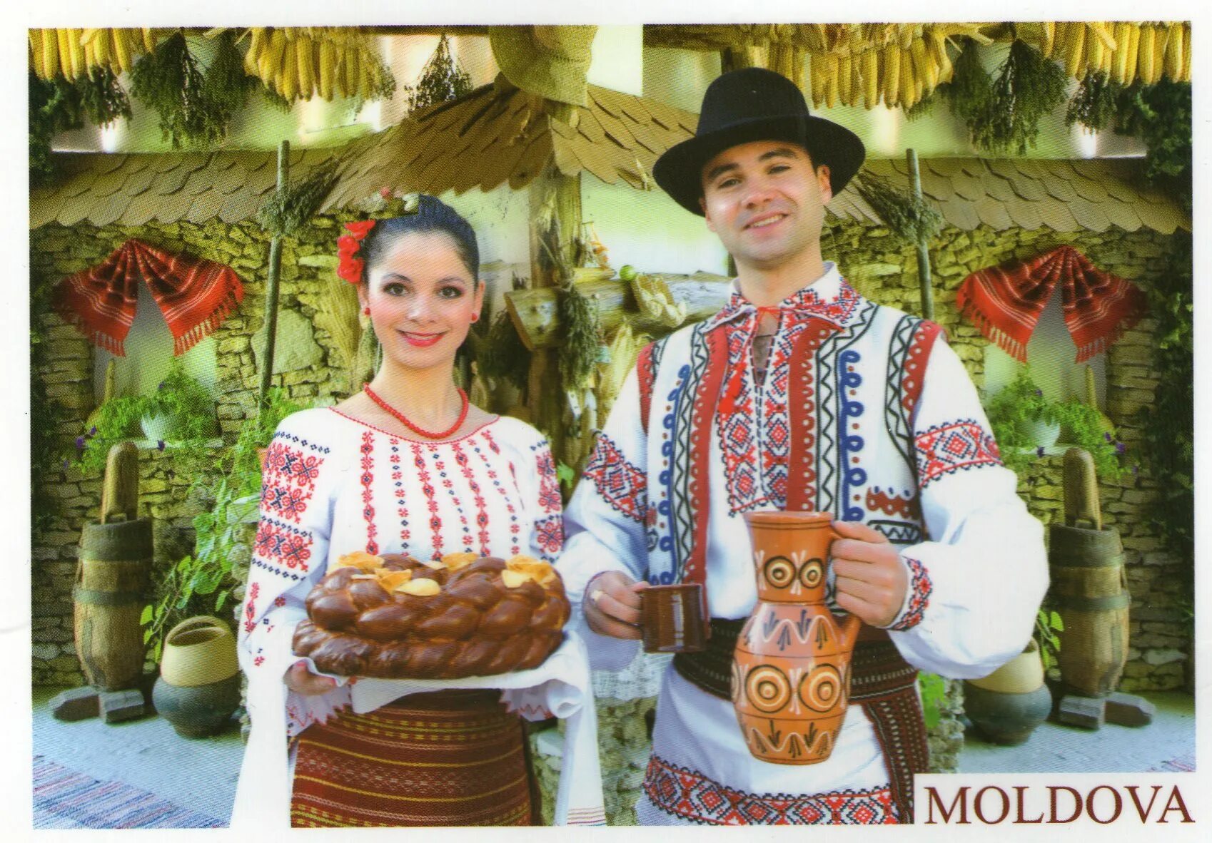 Язык молдаван. Молдавия гостеприимство. Национальный свадебный наряд Молдовы. Молдавский национальный костюм. Молдавский народный костюм.