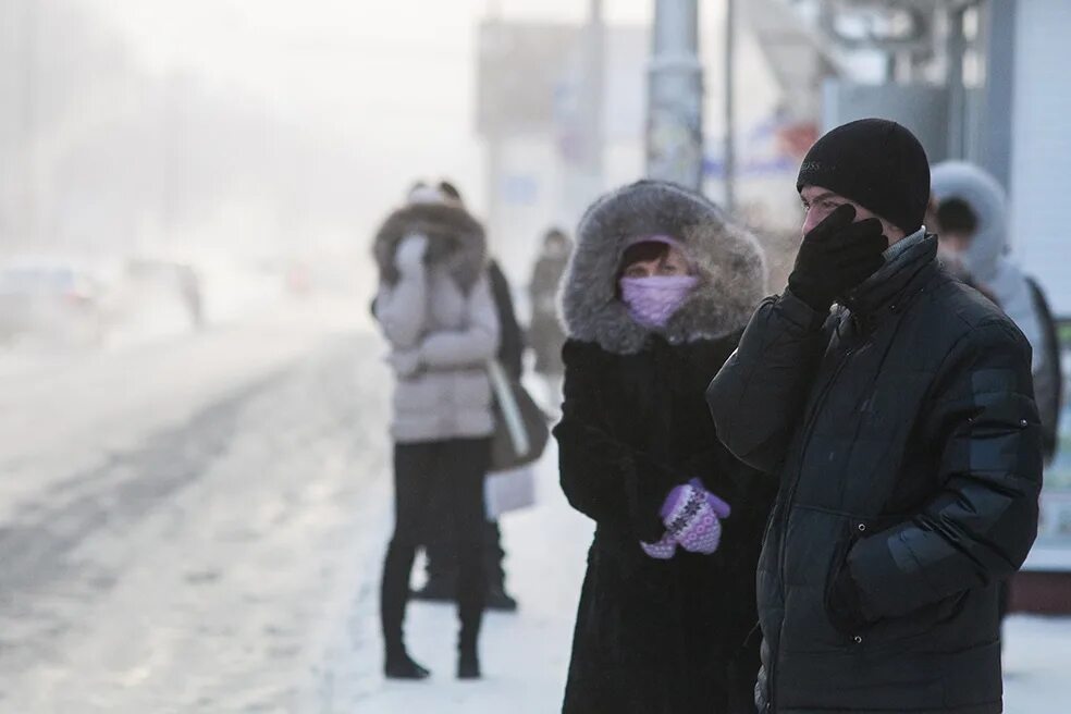 Сильный мороз в городе. Люди зимой. Люди зимой на улице. Сильный Мороз на улице. Люди в городе зимой.