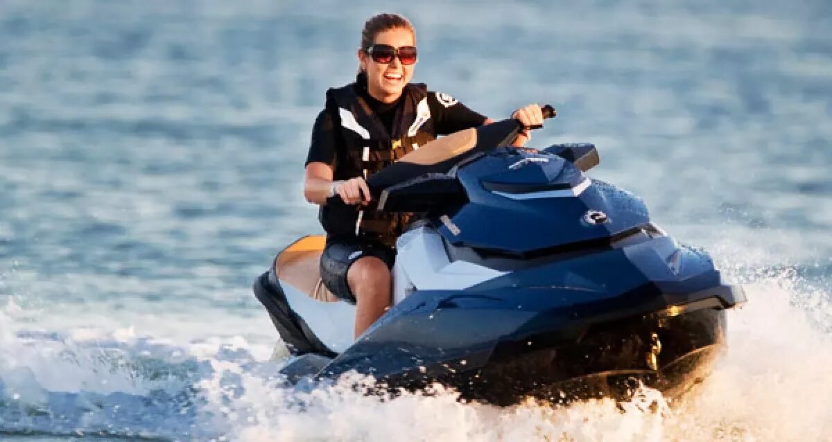 Водный мотоцикл. Кататься на водном мотоцикле. Гидроцикл cfmoto. Водный скутер. Езда на гидроцикле.