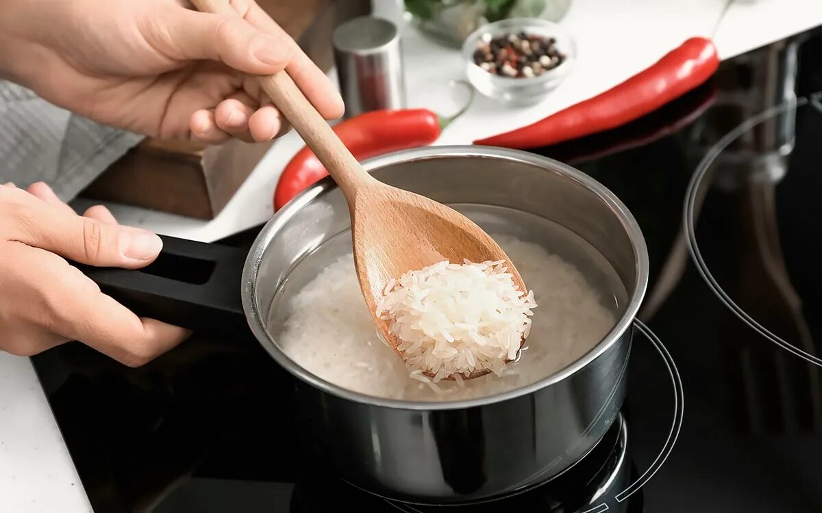 Рис в кастрюле. Посуда для готовки риса. Приготовление риса. Рисовая каша в кастрюле. Столовая ложка вареного риса