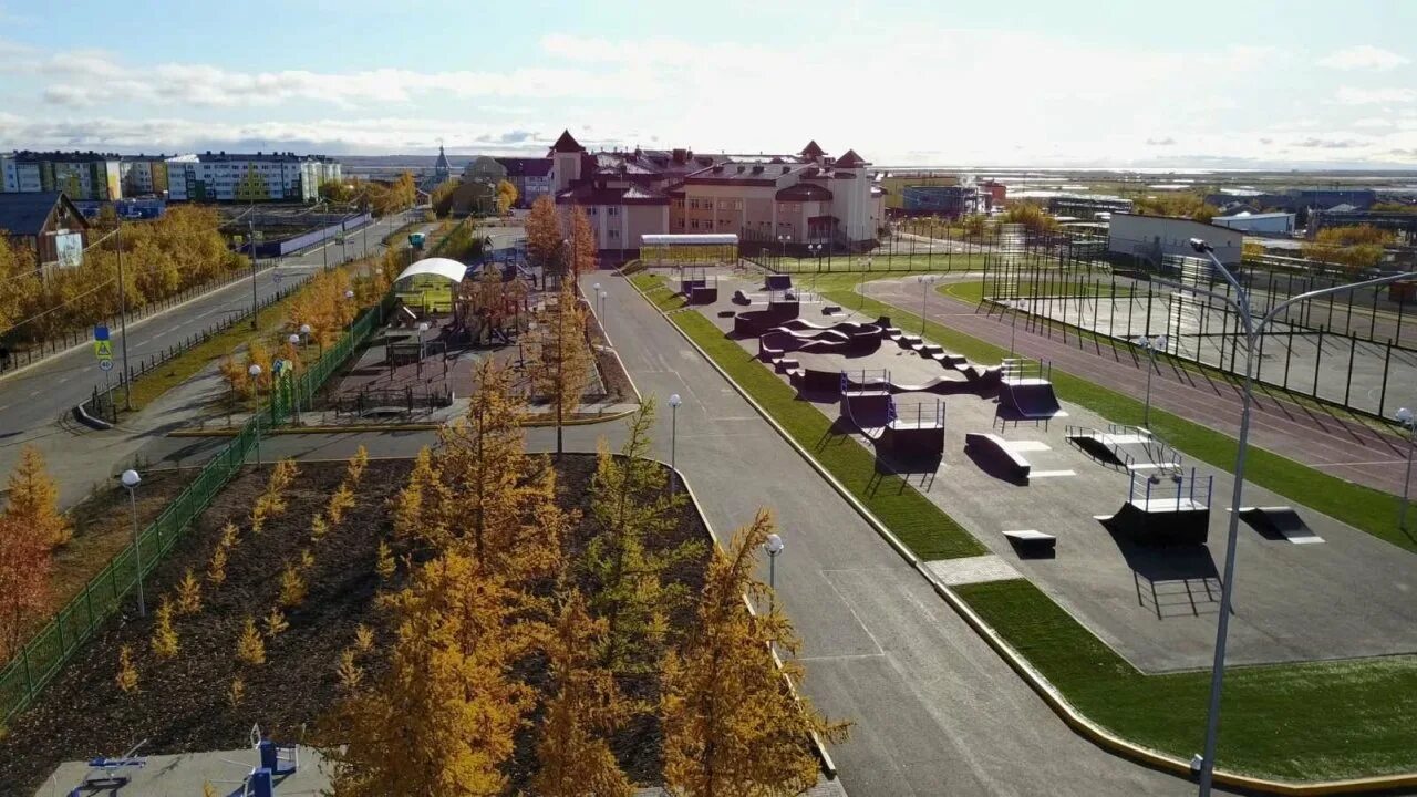 Вокзал города лабытнанги. Лабытнанги ворота арктики. Северной город лабытнанги. Лабытнанги северное сияние. Ямал город лабытнанги.