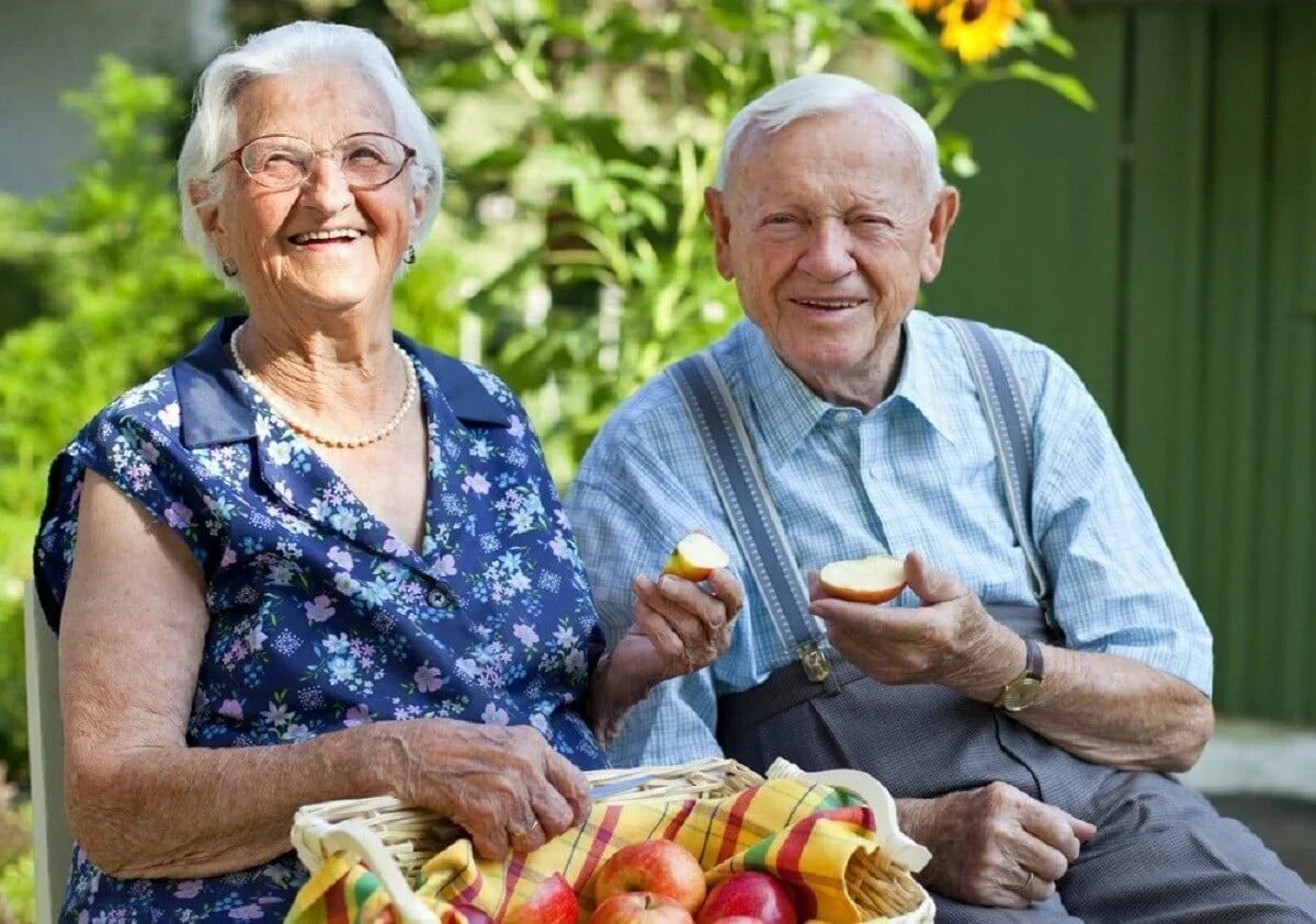 Пожилые люди. Счастливые пенсионеры. Пенсионеры на даче. Счастливые русские пенсионеры.