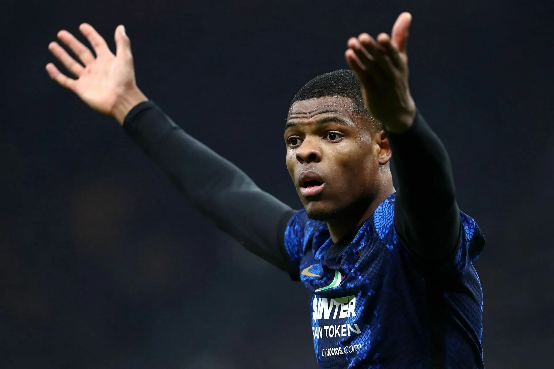 дензел уитакер. думфрис футболист. дензел думфрис. думфрис футболист нидерланды. Denzel dumfries футболист.