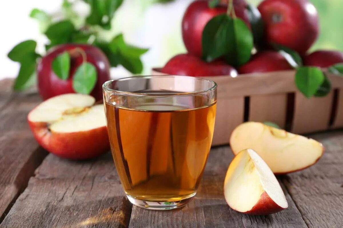 Яблоко сок польза. Яблочный сок. Натуральный яблочный сок. Свежевыжатый яблочный сок. Яблочный сок в стакане.