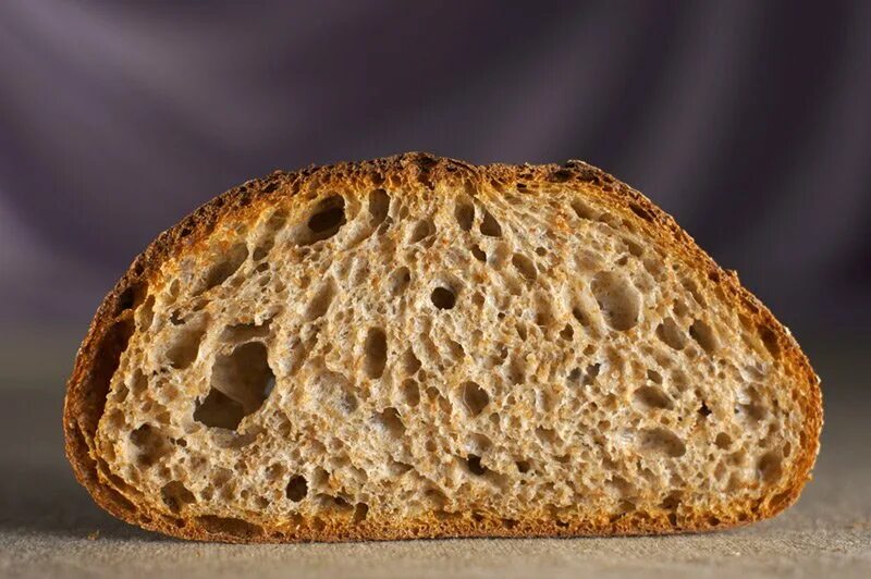 Хлеб из муки грубого помола. Хлебный мякиш мякиш хлебный. Хлебный мякиш мякиш. Трещины на хлебе. Мякиш хлеба.