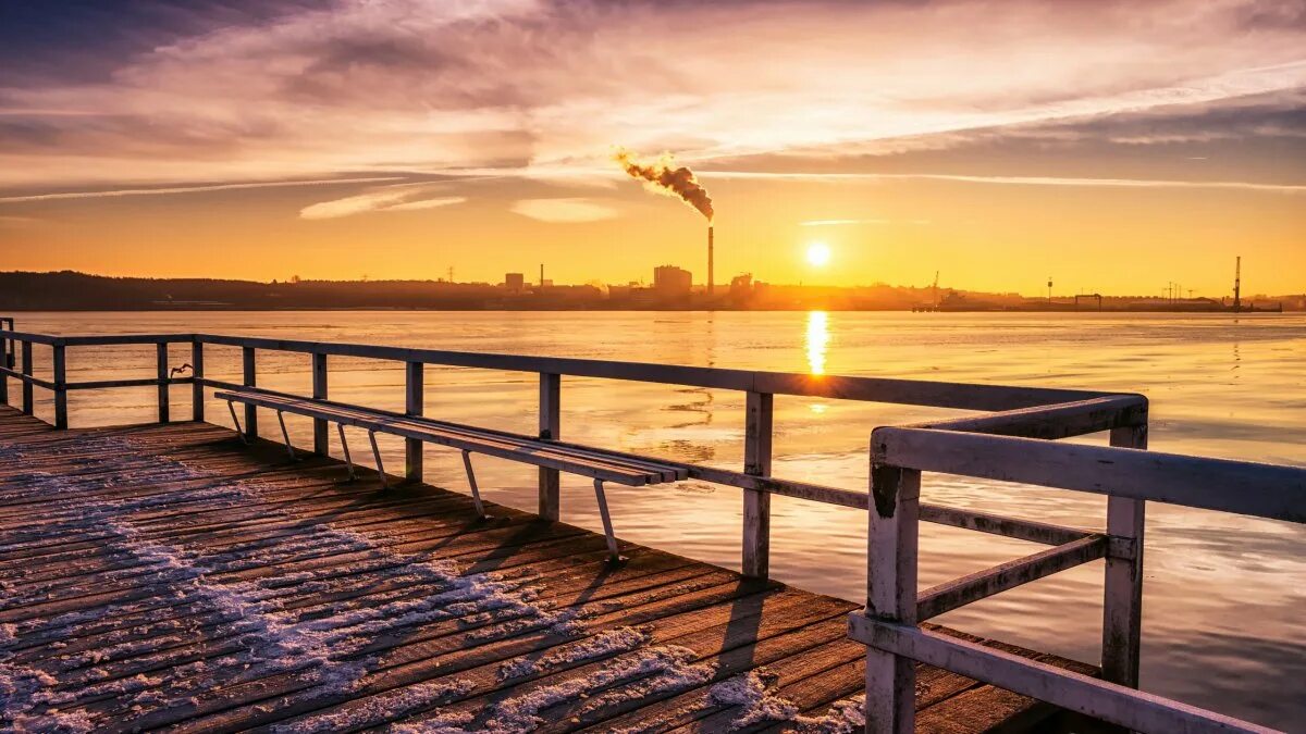 Рано утром моя крыша. Солнечный свет в окно. Закат на крыше. Рассвет над крышами. Солнечное утро в городе.