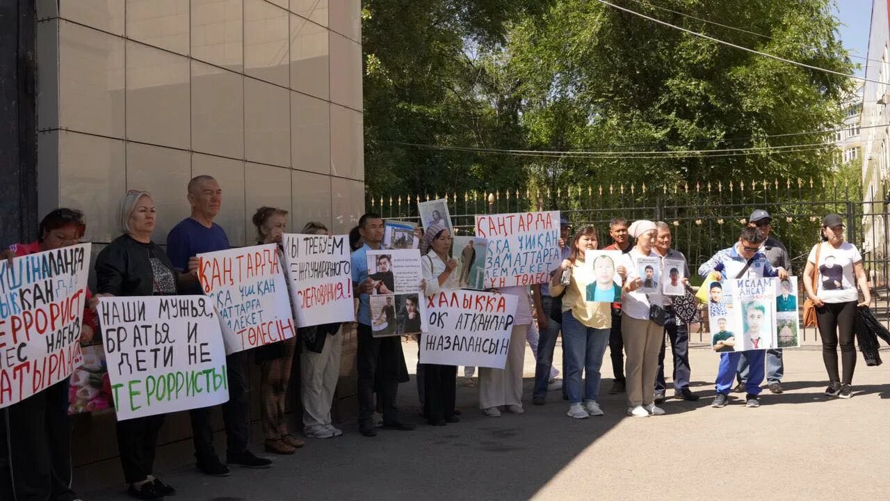 Январские события. Митинг в франции полиция. Полицейский бьет женщину. Задержания на митинге в москве. Митинги пострадавшие.