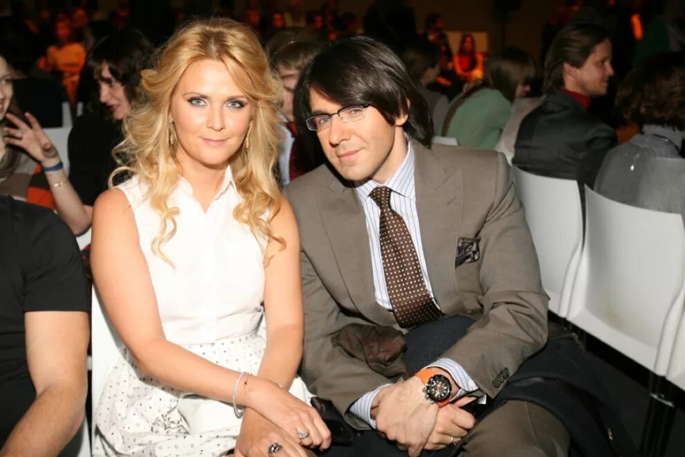 сколько жене малаховой