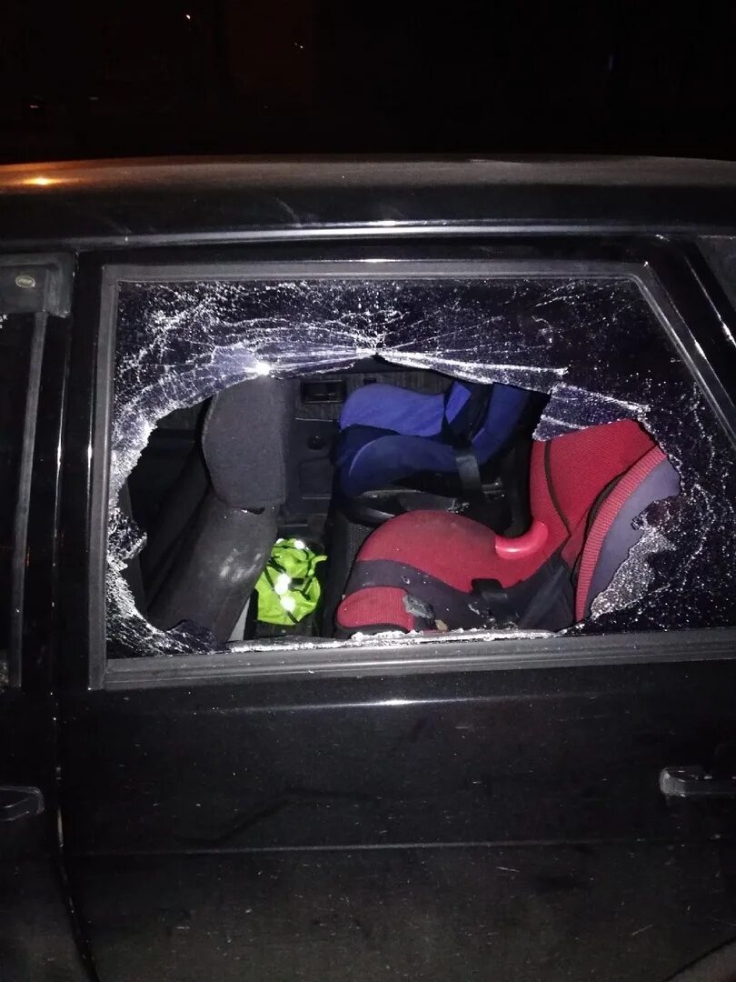 Разбили окно машины. Разбили стекло в машине. Разбитое окно машины. Разбил окно в машине. Разбитые окна в машине.