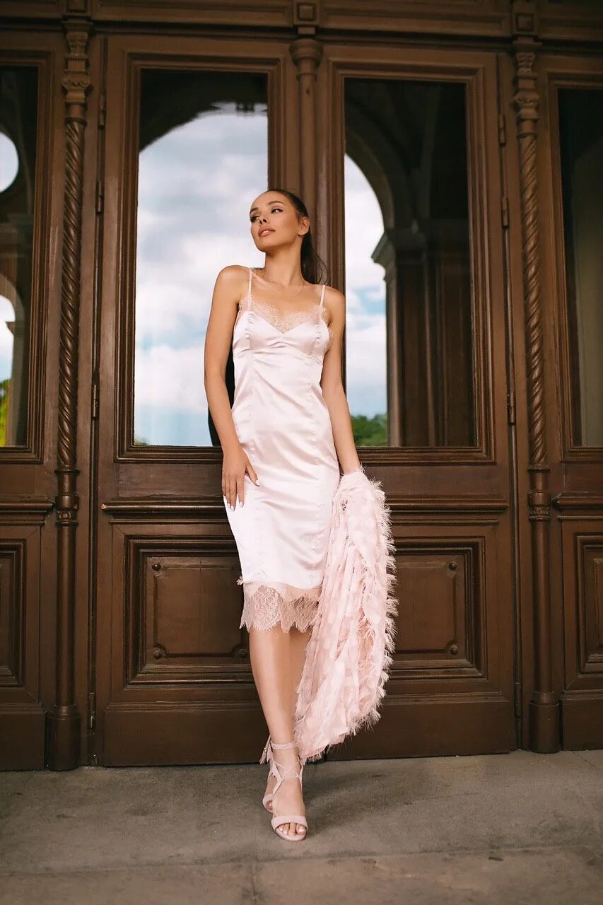 Платье черно-бежевое. Бежевое платье. Девушка в бежевом платье. Фото моделей в бежевом платье со спины. Бежевое короткое платье.