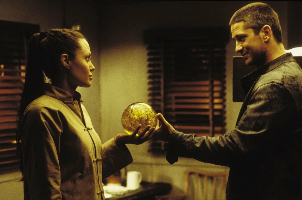 анжелина джоли в фильме лара крофт 2. лара крофт: расхитительница гробниц 2 — колыбель жизни (2003) постер. лара крофт расхитительница гробниц 2. лара крофт 2 колыбель жизни. лары крофт расхитительницы гробниц.