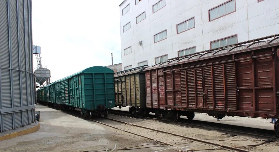 Крытый вагон для зерна. Вагоны зерновозы змк мосрегионтранс. Вагон грузовой железнодорожный. Вагоны зерновозы русагротранс. Полувагоны железнодорожные люковые.