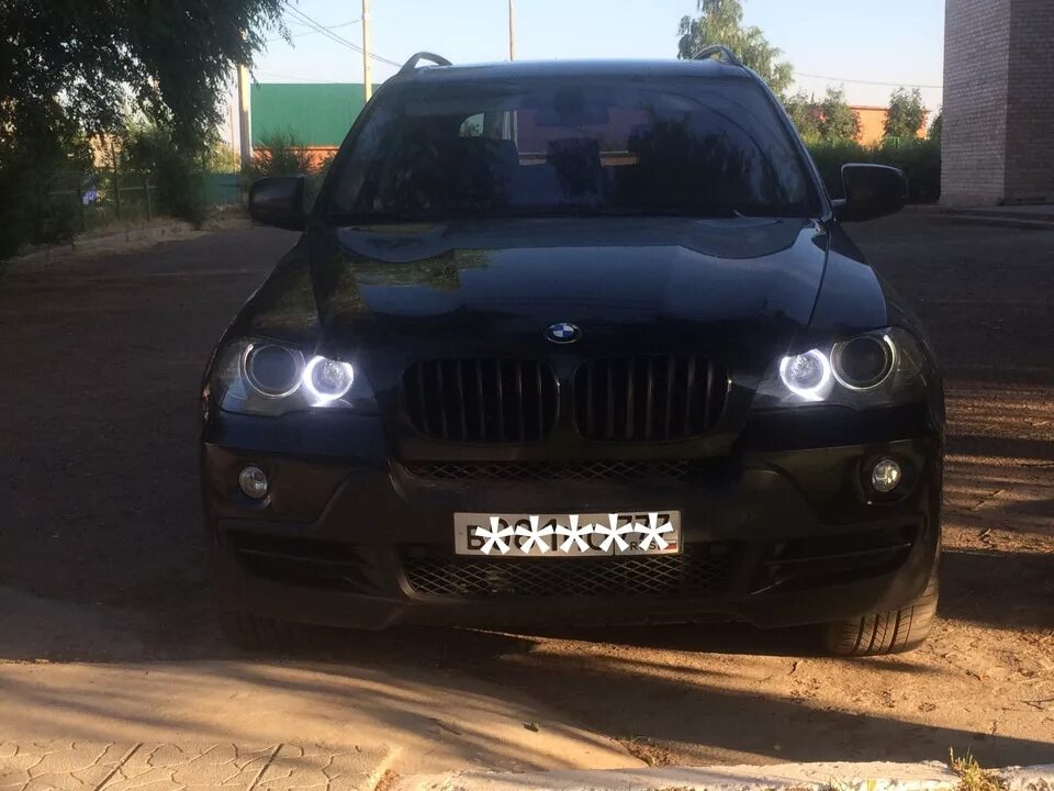 Бмв х5 глазки. Ангельские глазки БМВ е70. BMW x5 e70 ангельские глазки. X5 e70 ангельские глазки. Ангельские глазки БМВ х5 е70.