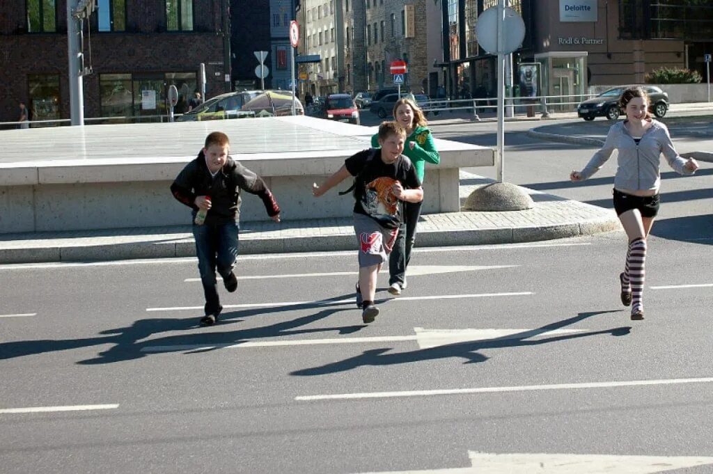 Пешеход перебегает дорогу. Дорогие дети. Дети на дороге. Перебегает дорогу в неположенном месте. Школьники перебегают дорогу.