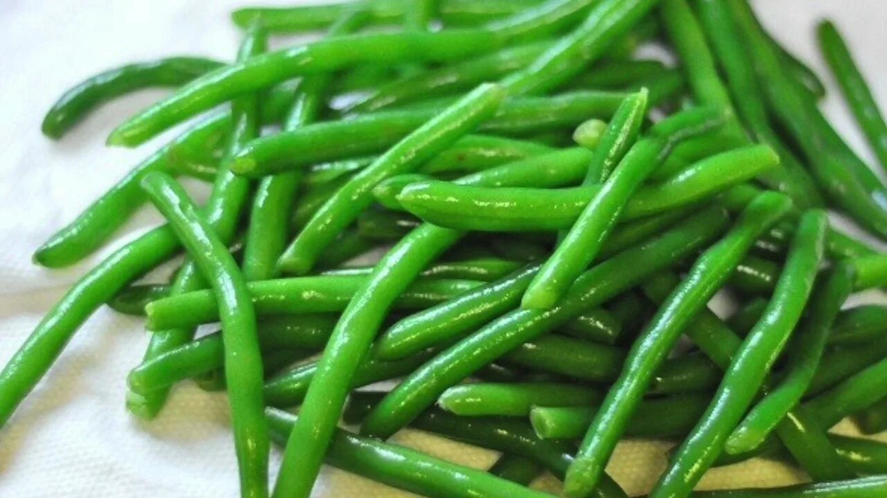 Фасоль зеленая стручковая. Фасоль зеленая стручковая бжу. Калорийность зеленой фасоли стручковой. Можно ли есть зеленую фасоль. Сырая зеленая фасоль.
