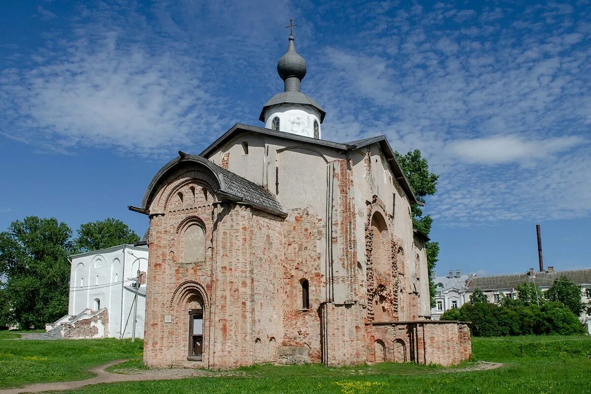 Церковь Параскевы пятницы в Новгороде. Великий Новгород храм Параскевы пятницы. Церковь Параскевы пятницы на торгу в Новгороде. Церковь Параскевы-пятницы на торгу Великий Новгород 12 век.