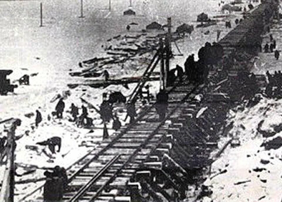 Железнодорожный мост каменск шахтинский. Железная дорога саратов сталинград. Каменск-шахтинский в годы войны. Волжская рокада 1942. Железная дорога победы блокадного ленинграда.