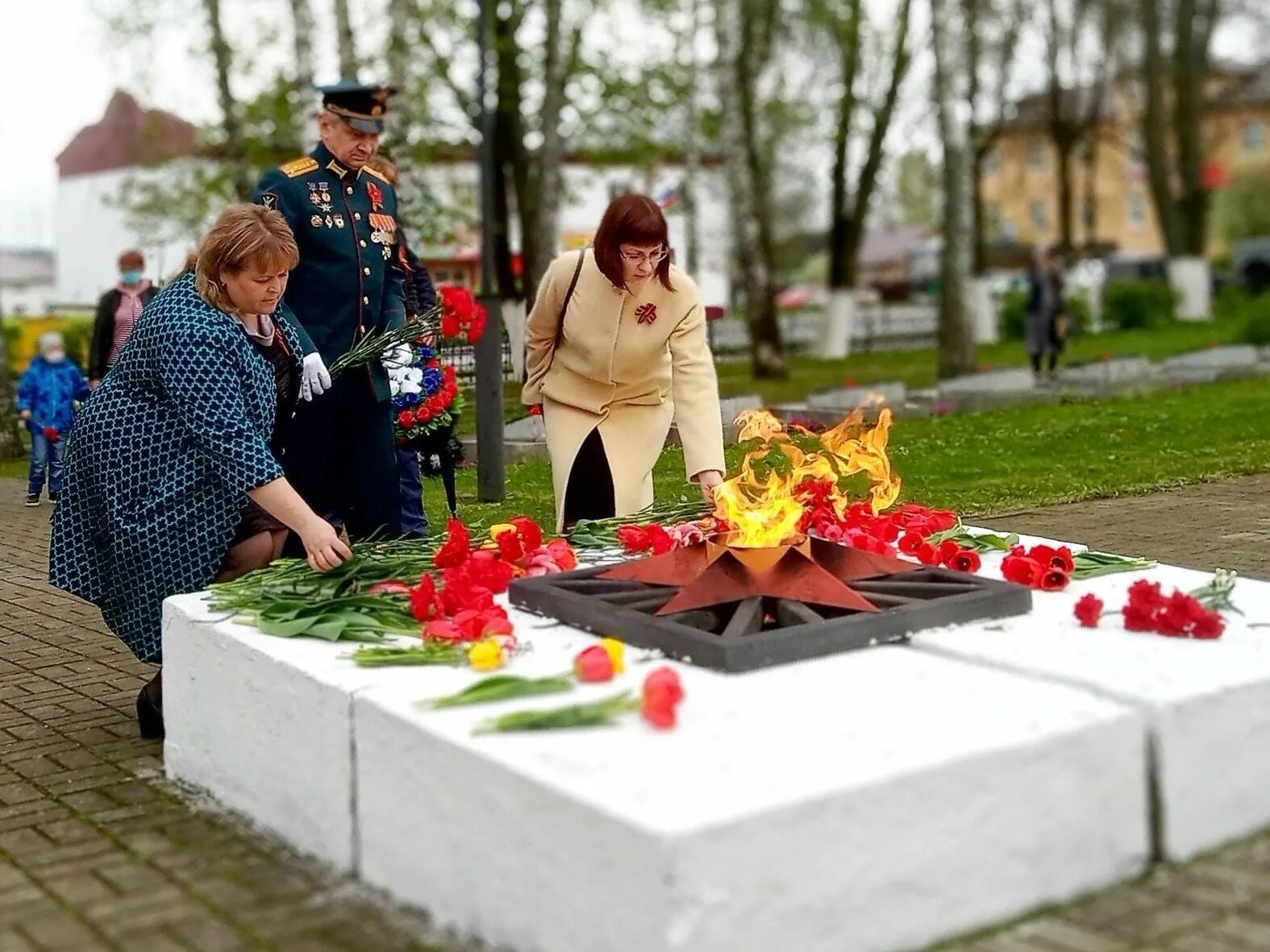 Козельск вечный огонь. Вечный огонь город Козельск. Возложение цветов к Вечному огню детьми. Вечный огонь памяти.