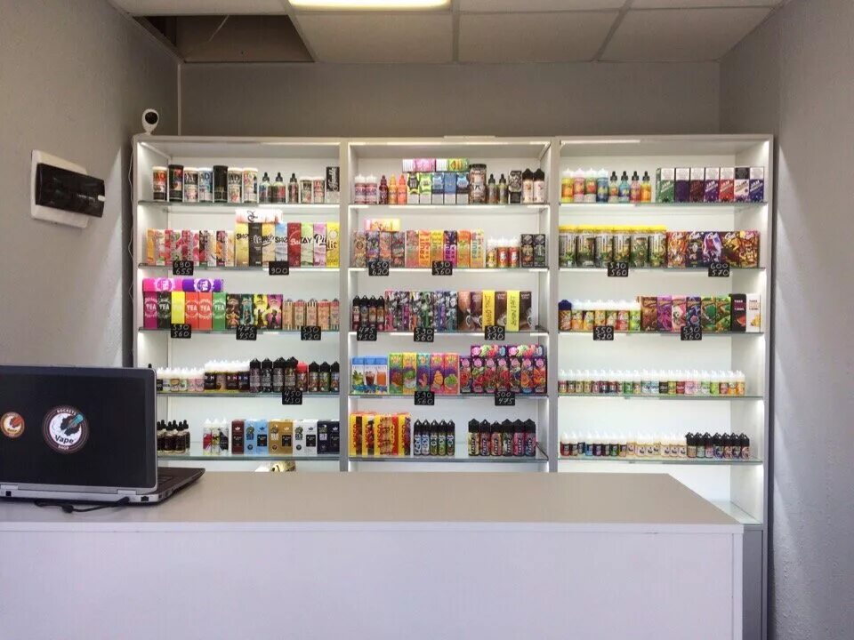 фон для вейп шопа. революционная 5 самара монтана вейп шоп. минусинск вейп шоп снаружи. продавец вейп шопа. Vape shop.