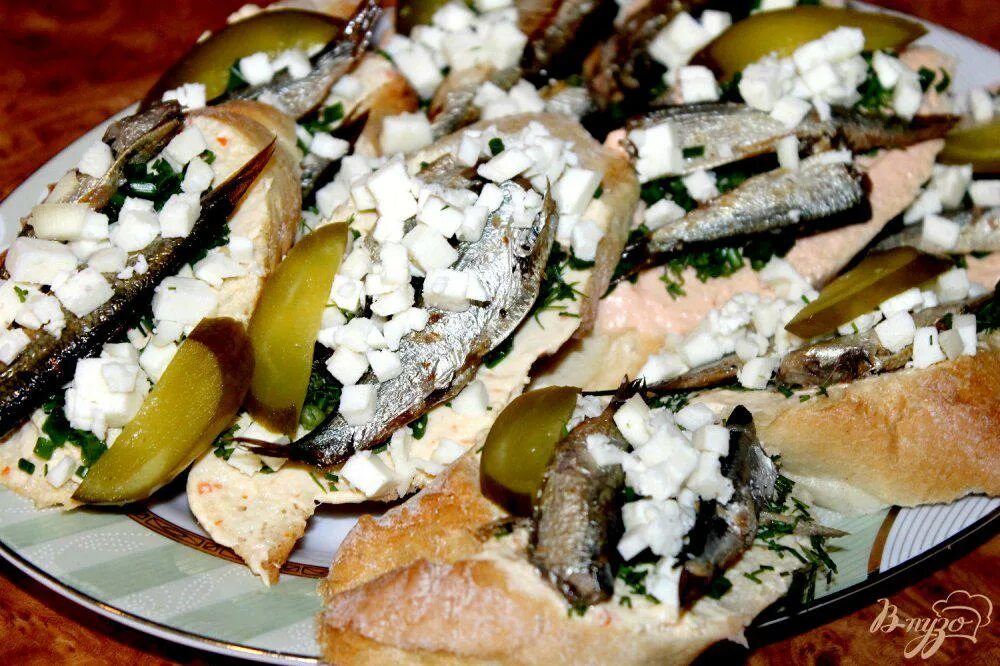 Бутерброд со шпротами и огурцом. Бутерброды со шпротами и чесноком. Со шпротами и соленым огурцом. Юутерброды с о щпротами. Бутер со шпротами и огурцом и майонезом.