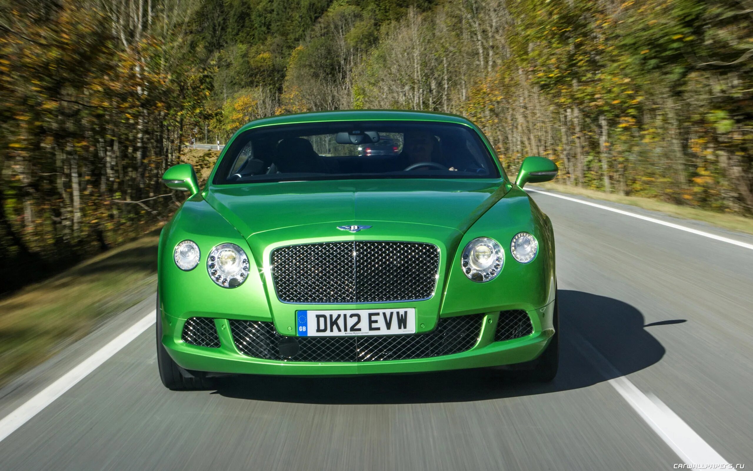 Зеленый автомобиль на дороге. Bentley Continental gt Speed 2013. Bentley Continental gt Green. Бентли Континенталь gt зеленая. Bentley Continental gt 2002.
