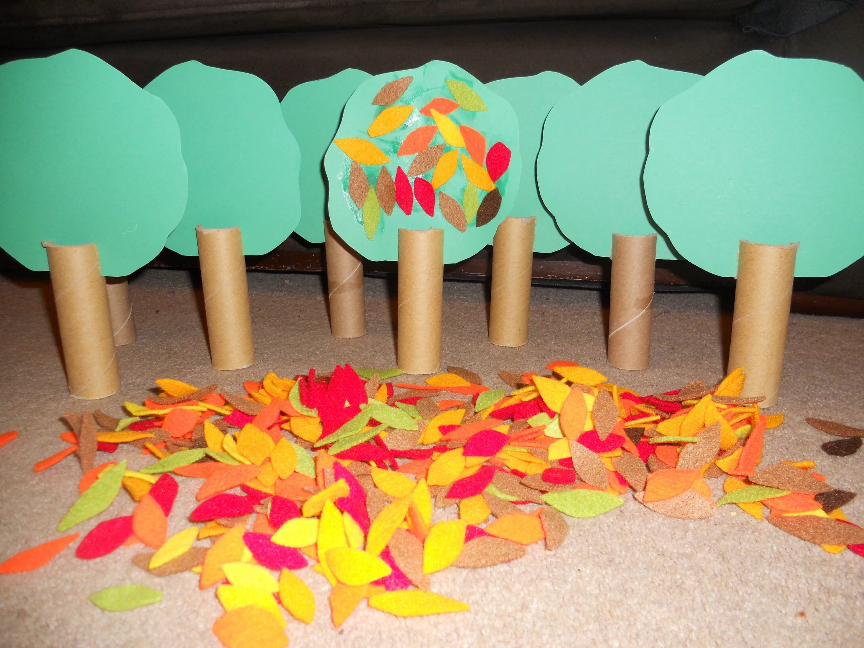 Сад из бумаги. Поделки из бумаги осень. Поделка дерево из бумаги для детей. Конструирование на тему осень. Поделка дерево для детей.